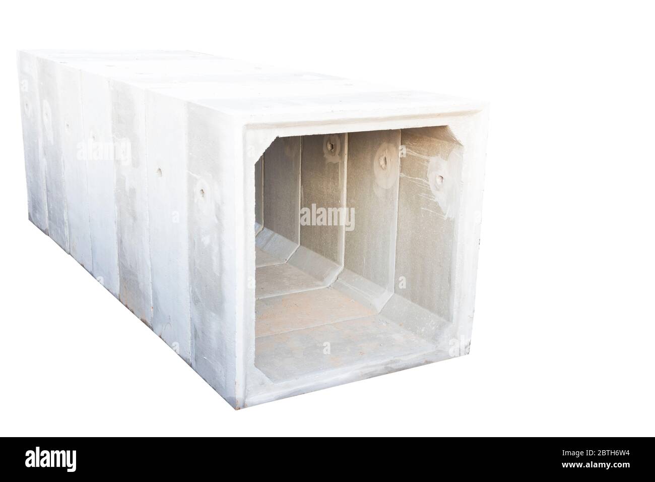 Carré grand format regards en béton sont installés au site de construction ; d'évacuation des eaux pluviales de la route principale ; l'arrière-plan et de construction civile Banque D'Images