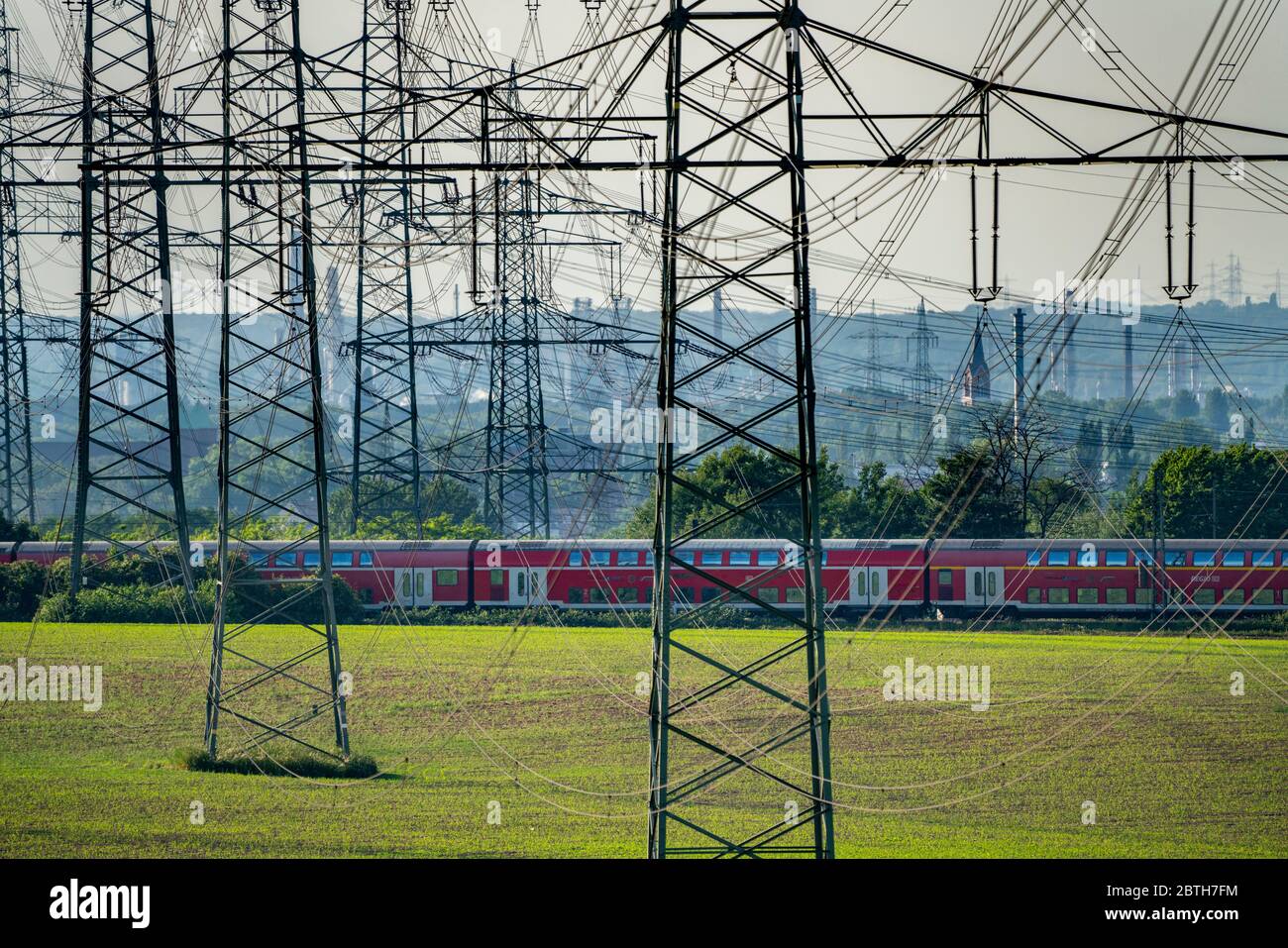 Regional Express, train sur la ligne entre Essen et Bochum, lignes électriques, réseau extra-haute tension, 380 kilovolts, transporte la production d'électricité Banque D'Images