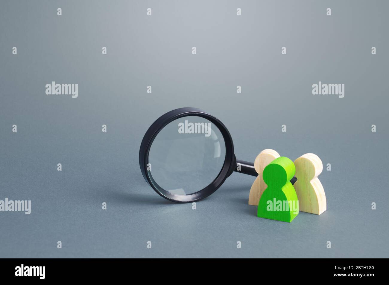 Les personnages se trouvent près d'une loupe. Rechercher des emplois et des postes vacants. Ressources humaines. Entrepreneurs et artistes interprètes ou exécutants. Recrutement de spécialistes an Banque D'Images