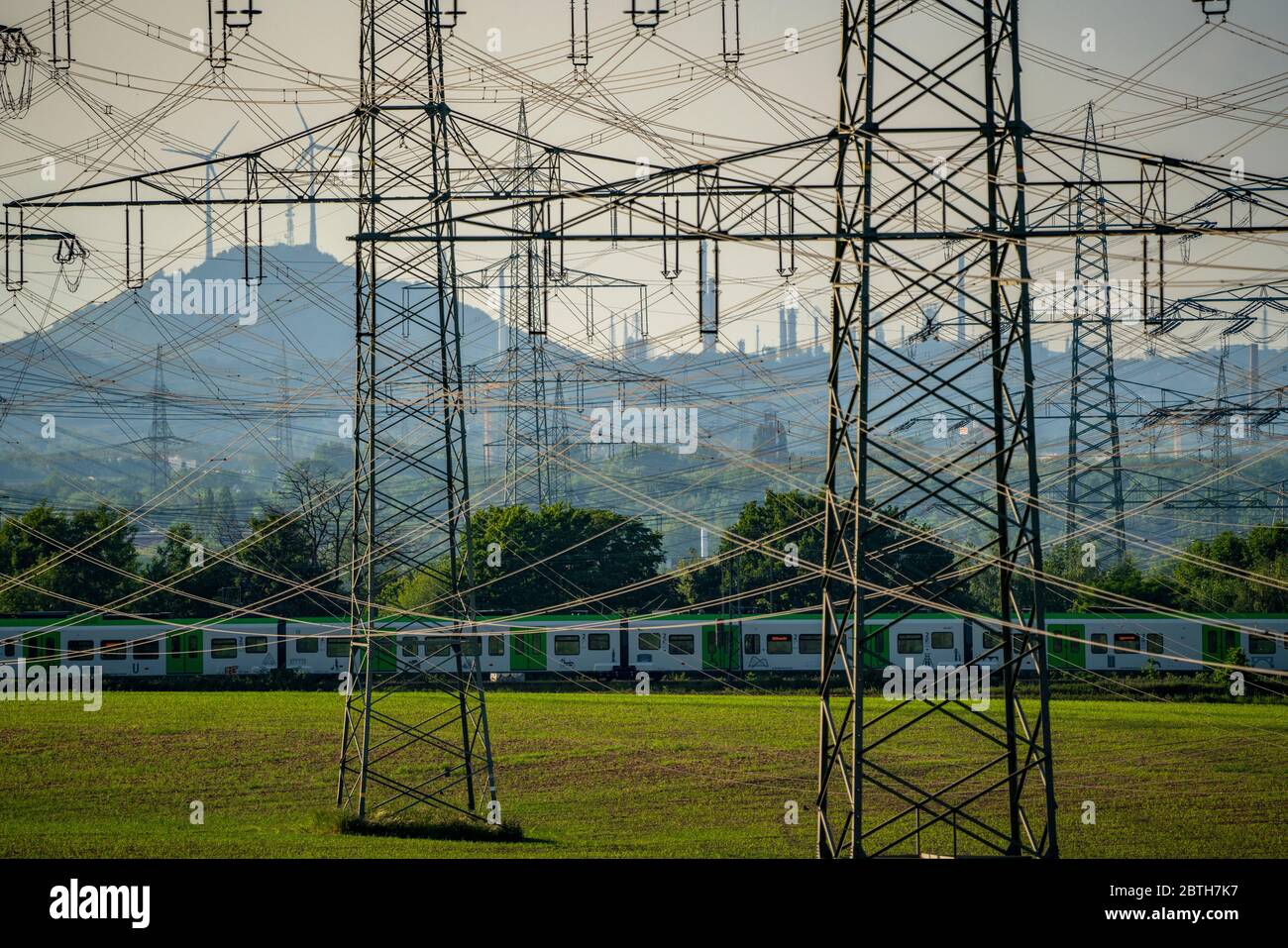Regional Express, train sur la ligne entre Essen et Bochum, lignes électriques, réseau extra-haute tension, 380 kilovolts, transporte la production d'électricité Banque D'Images