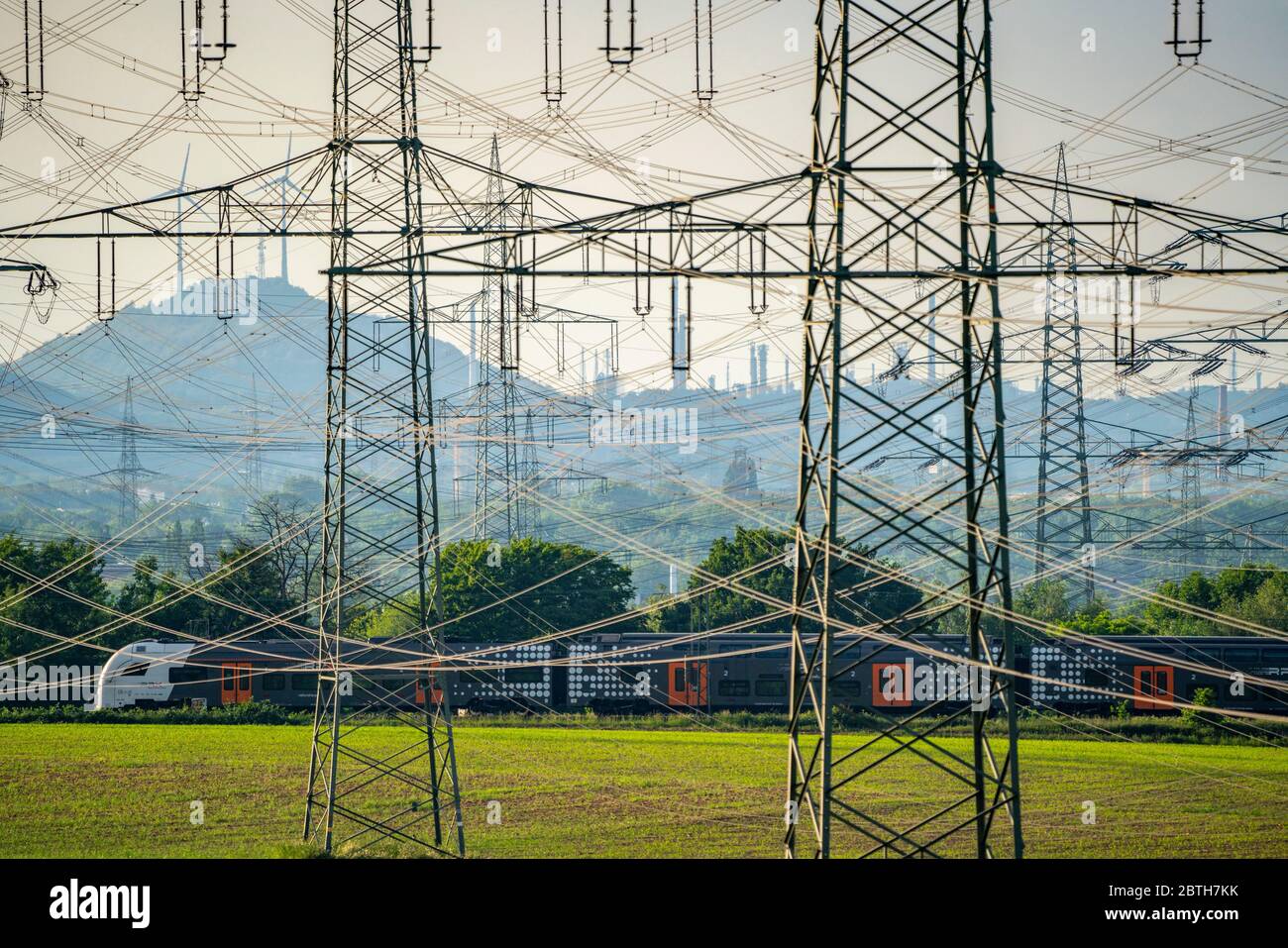 RRX, Regional express, train sur la ligne entre Essen et Bochum, lignes électriques, réseau électrique extra-haute tension, 380 kilovolt, transporte le gène de l'électricité Banque D'Images
