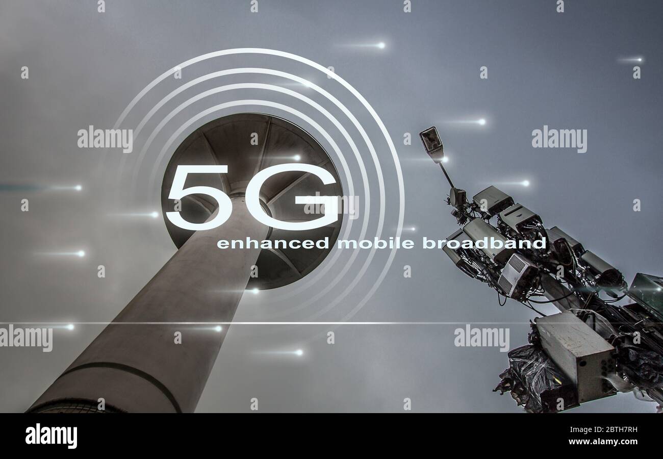 Concept de technologie haut débit mobile améliorée 5G avec antenne haut débit et tour radar. Vue en angle bas en regardant le ciel. Banque D'Images