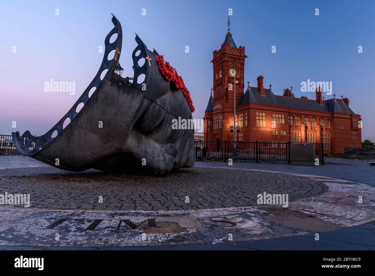 L'ancien bâtiment de Pier Head et monument à la marine marchande, dans la baie de Cardiff, Cardiff, pays de galles, à l'aube un matin d'été Banque D'Images