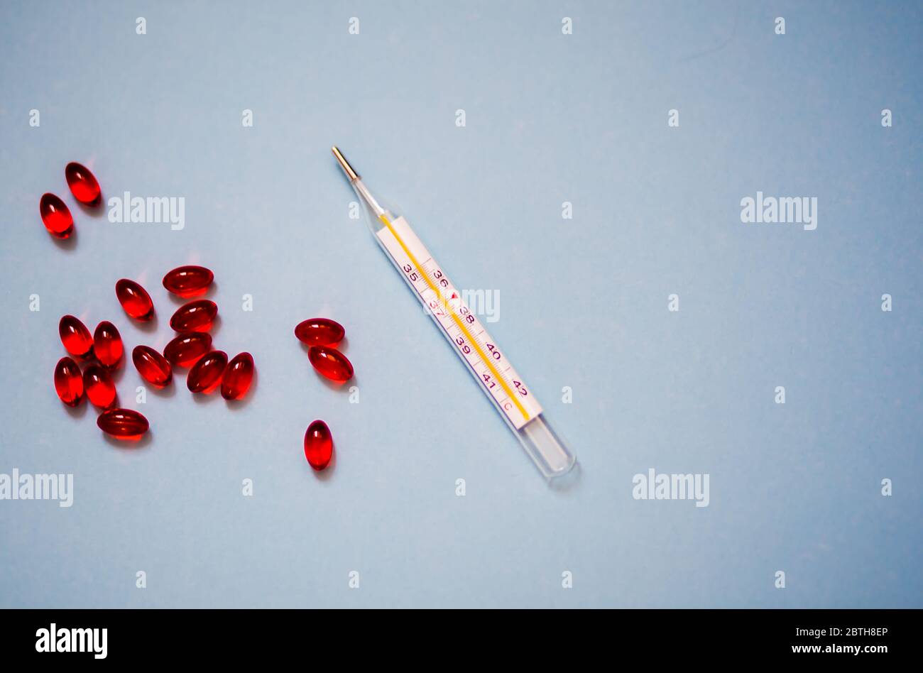 Traitement contre le rhume et la grippe. Thermomètre à mercure comprimés, comprimés et capsules de médecine pharmaceutique avec thermomètre. Banque D'Images
