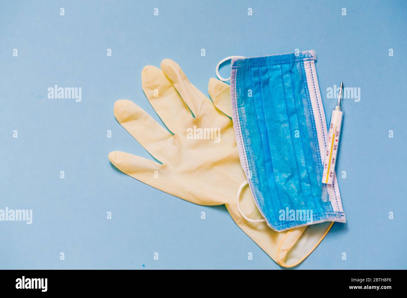 Masque médical sur les gants en latex. Sauver des vies. Restez à la maison. Pandémie du virus Covid-19. Banque D'Images