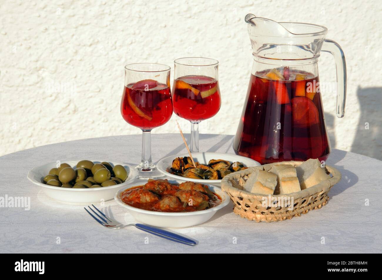 Sélection de tapas comprenant des olives vertes, des moules au Chili et de la vinaigrette à la tomate et des boulettes de viande avec du pain et de la sangria Banque D'Images