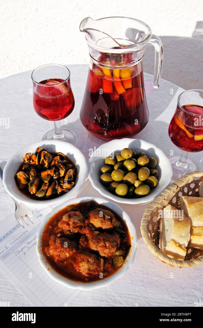 Sélection de tapas d'olives vertes (Manzanilla verde), de moules au Chili et à la vinaigrette aux tomates, et de boulettes de viande (Albondigas) à la Sangria, en Espagne. Banque D'Images