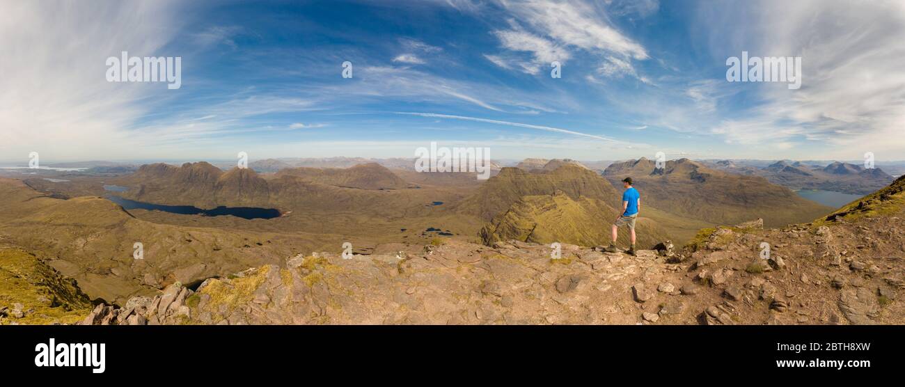 Vue panoramique d'un homme debout au sommet d'une montagne en Écosse. Beinn Alligin, Torridon Banque D'Images