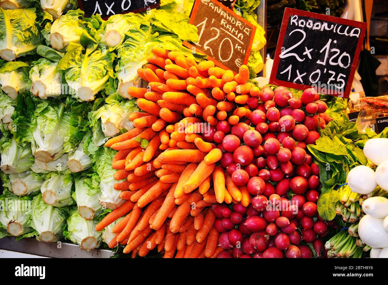 Maison de fruits et légumes frais dans le marché intérieur, Malaga, Costa del sol, province de Malaga, Andalousie, Espagne, Europe. Banque D'Images