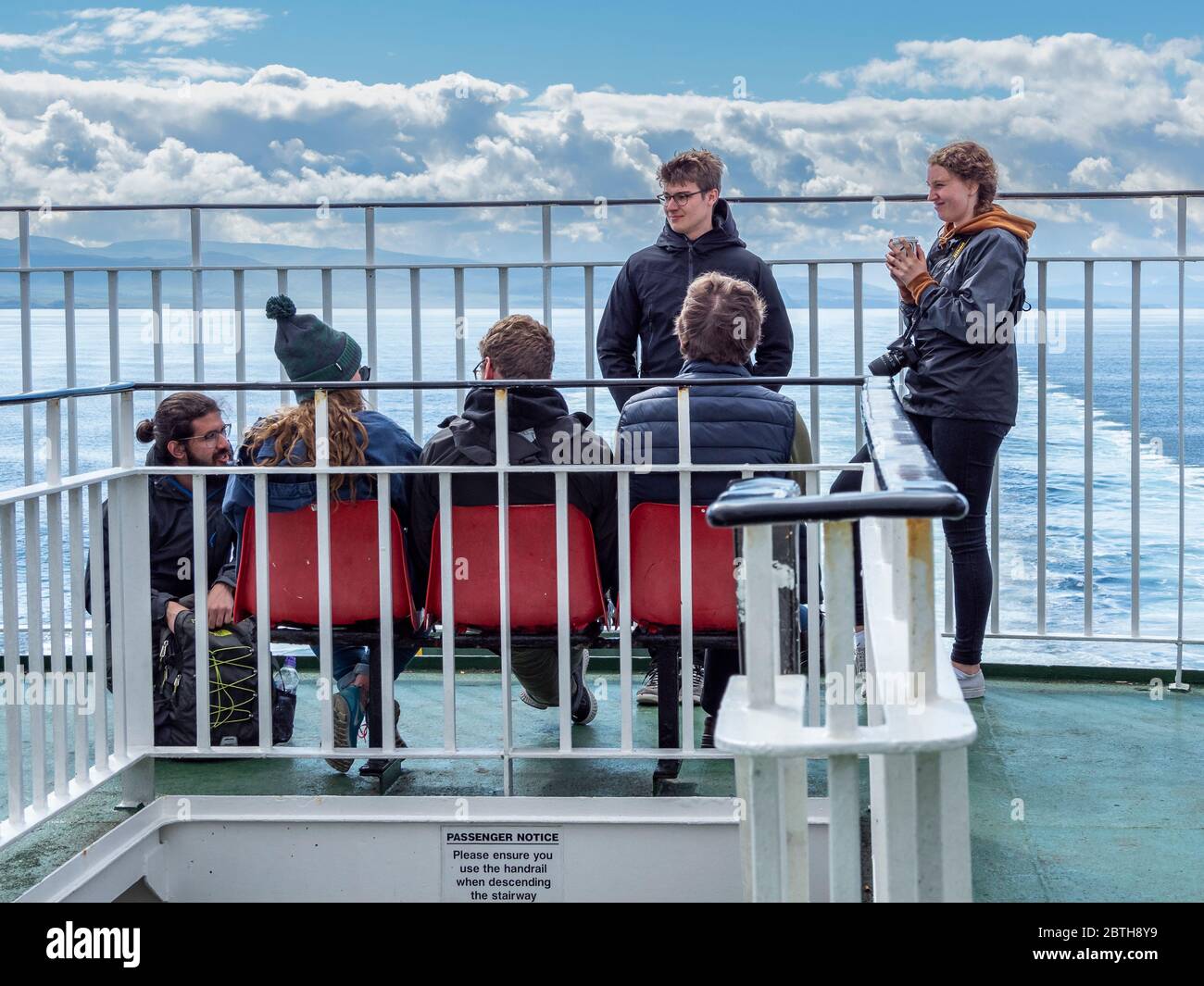 Jeunes sur le ferry de Calmac de Uig, île de Skye à Tarbert, île de Harris. Écosse Banque D'Images