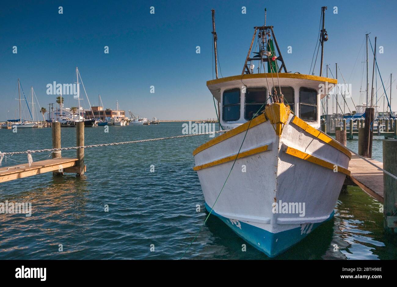 Bateau à crevettes au port, Aransas Bay, Golfe du Mexique, Rockport, Gulf Coast, Texas, États-Unis Banque D'Images