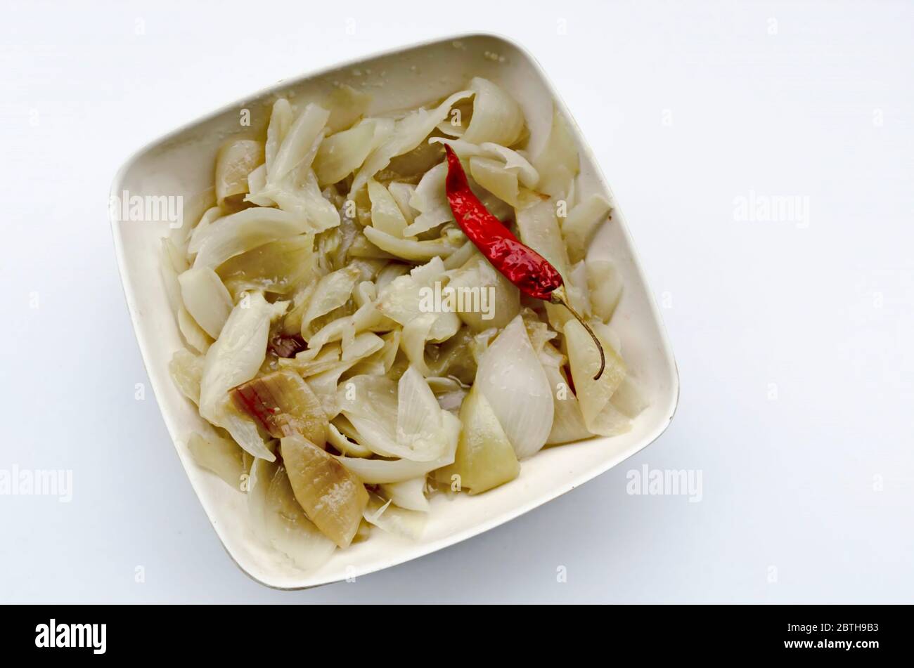 Salade d'oignons jaunes rôtis et poivrons rouges chauds séchés avec huile, sel et vinaigre, Sofia, Bulgarie Banque D'Images