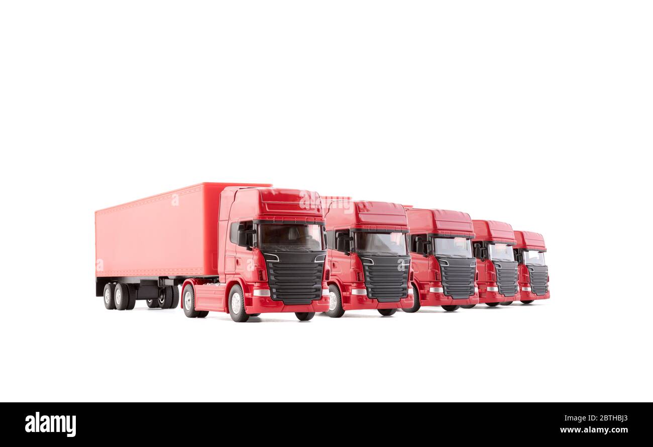 Groupe de cinq camions longs rouges avec remorques isolées sur fond blanc Banque D'Images