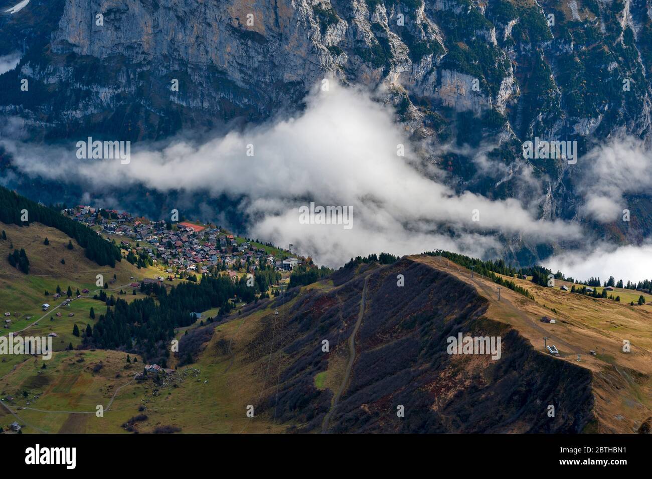 Vue panoramique sur un village de montagne dans une vallée des Alpes suisses à Lauterbrunnen, Suisse Banque D'Images