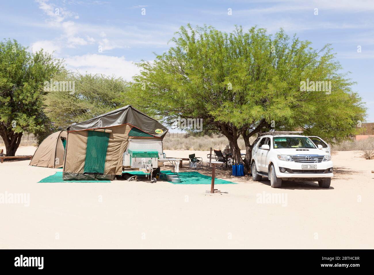 Camping en 4x4 à Nossob, parc transfrontalier Kgalagadi, Cap Nord, Afrique du Sud, dans un camping SAN Parks avec une remorque et un jouet Echo 5 4x4 Banque D'Images