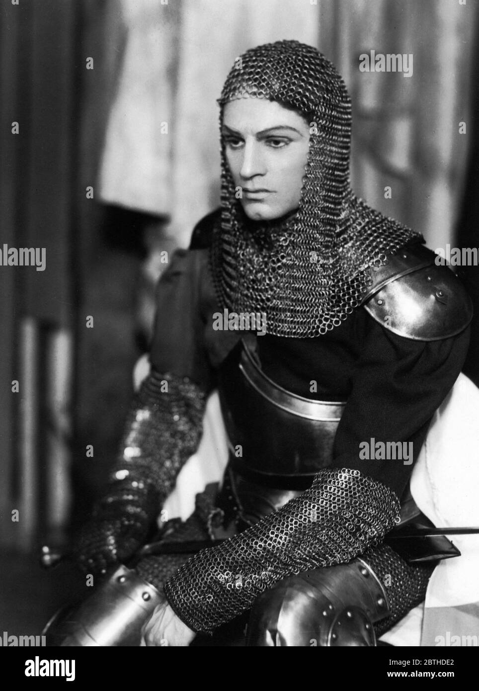 LAURENCE OLIVIER Portrait de J. W. DEBENHAM dans HENRY V 1937 pièce de William Shakespeare produite par LILIAN BAYLIS, la gestionnaire DE TYRONE GUTHRIE, dernière production de la saison 1936-37 au Old Vic Theatre de Waterloo Londres Banque D'Images