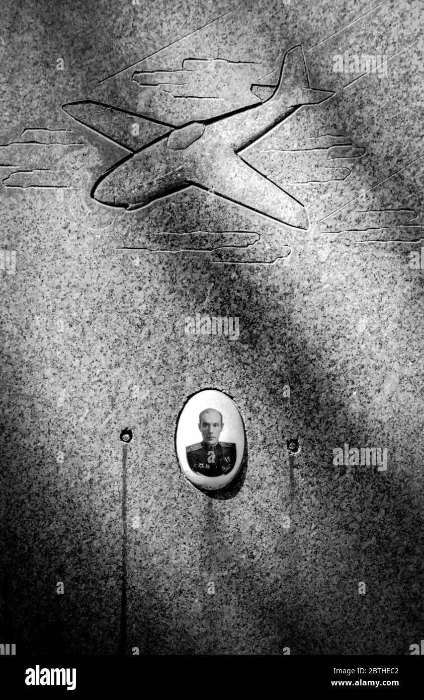 Tombe d'un pilote au cimetière de Novodevichy à Moscou Banque D'Images