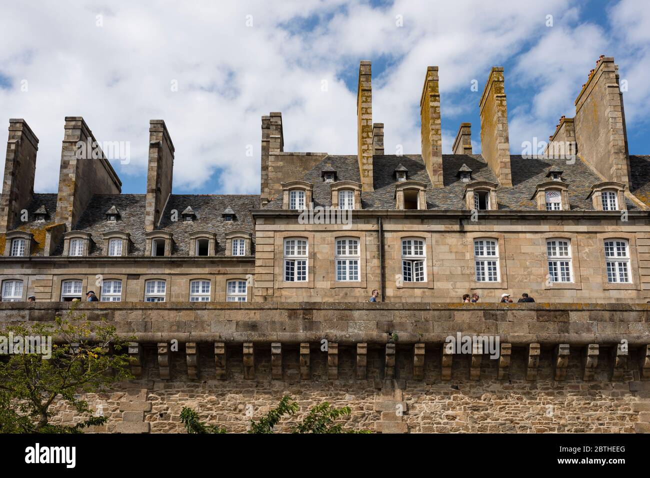 Bâtiments dans des murs fortifiés à Saint-Malo, Bretagne, France Banque D'Images