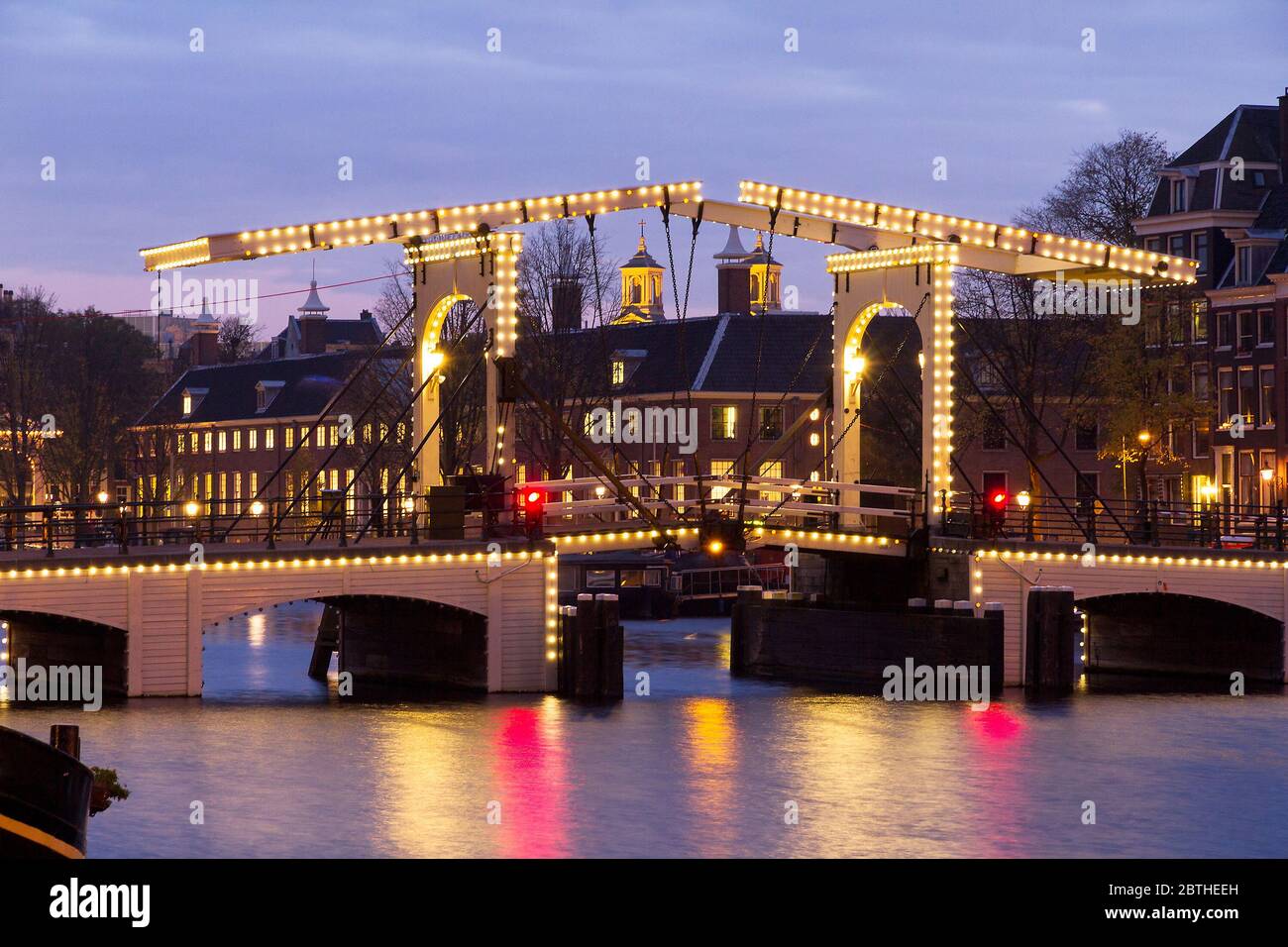Amstel River Cityscape avec le célèbre pont skinny à Amsterdam, aux pays-Bas, tôt le matin en hiver Banque D'Images