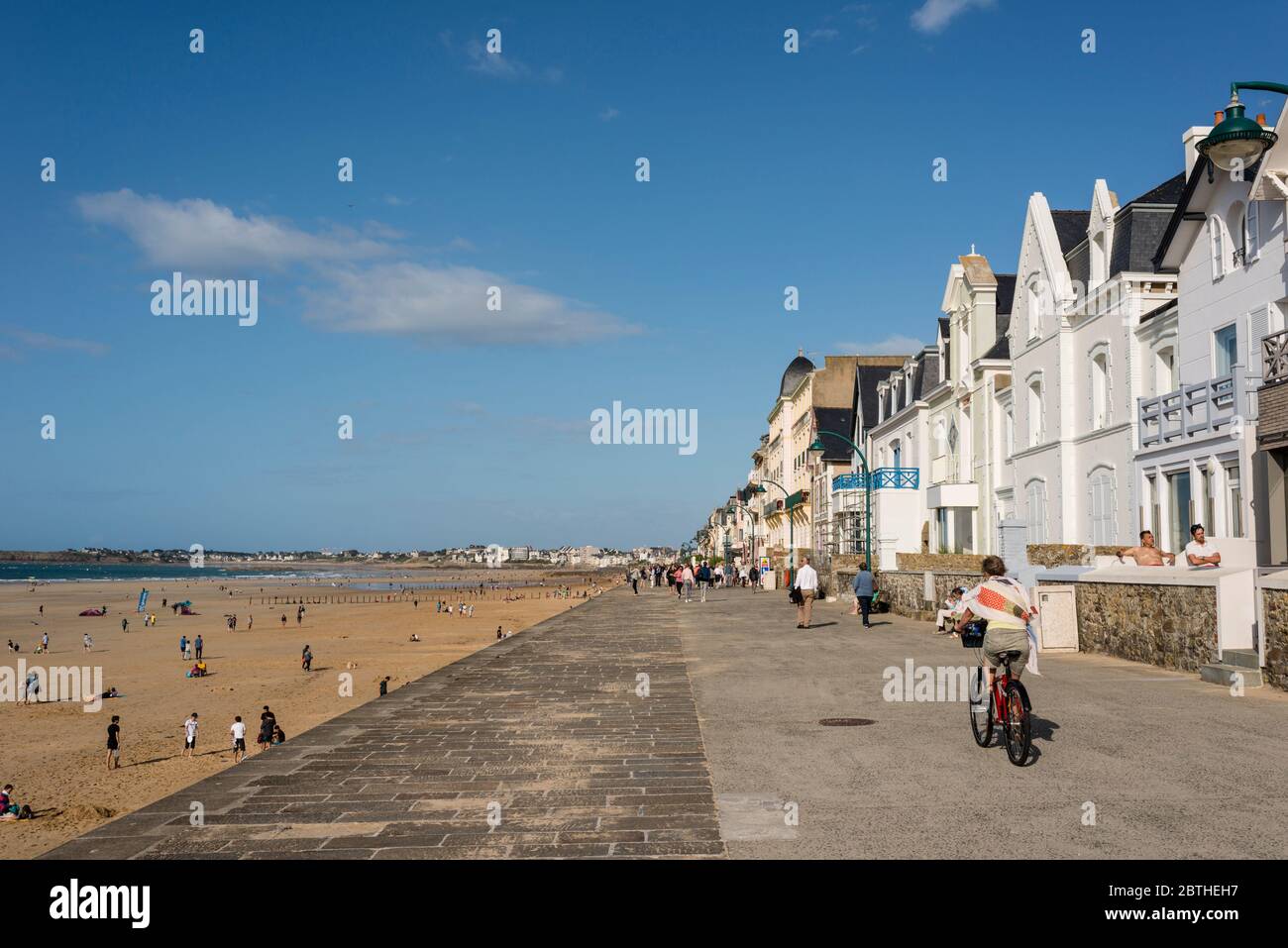 Les gens qui marchent le long de la promenade de front de mer. Saint Malo, Bretagne, France Banque D'Images