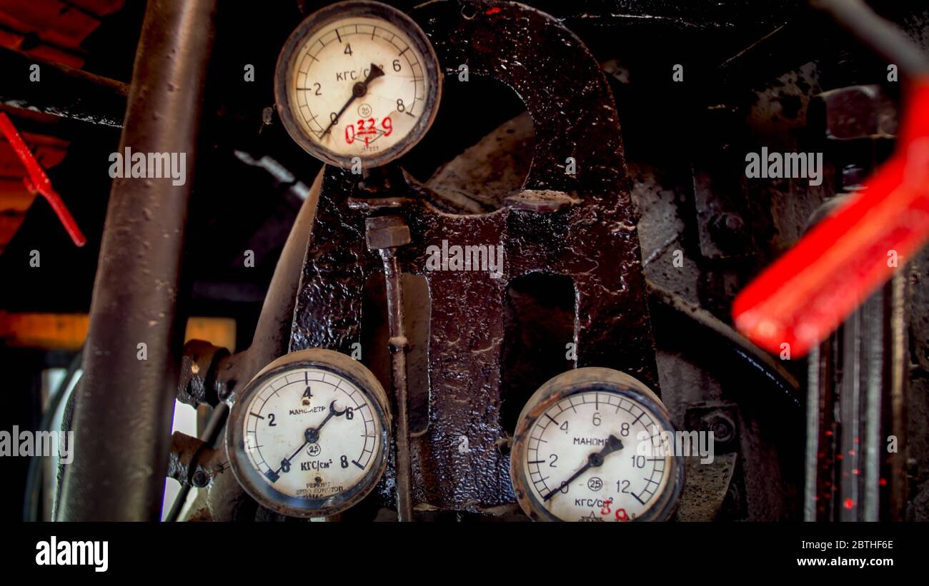Photo de gros plan des anciennes vannes et jauges anciennes sur le moteur à vapeur de l'ancien train Banque D'Images