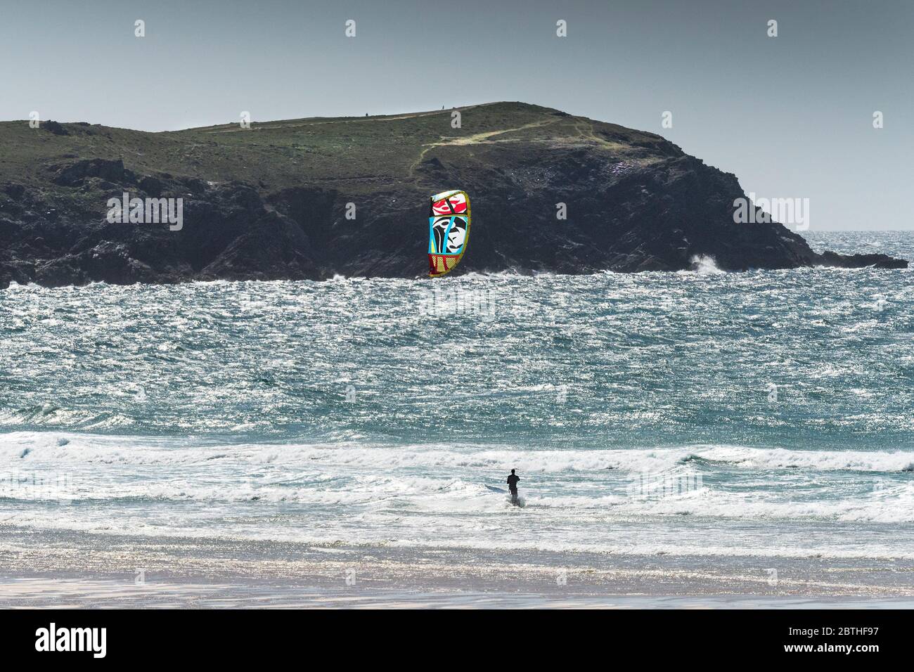 Surfeur de cerf-volant à Fistral à Newquay en Cornouailles. Banque D'Images