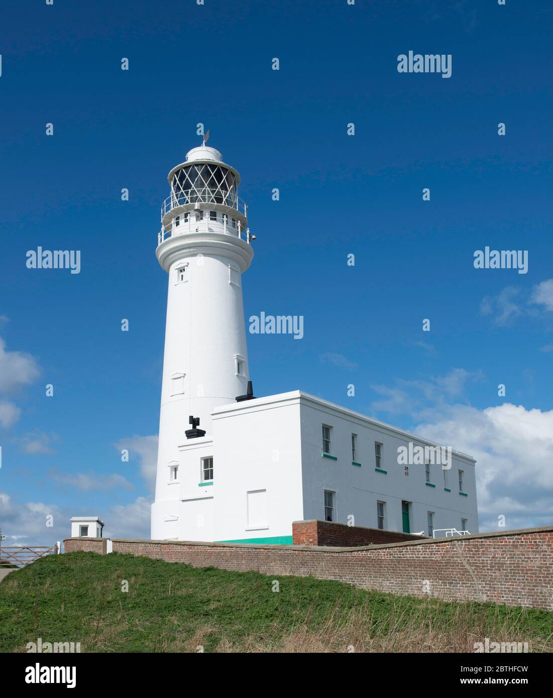 Phare de Flamborough Head dans le Yorkshire de l'est, par une journée ensoleillée avec un ciel bleu Banque D'Images