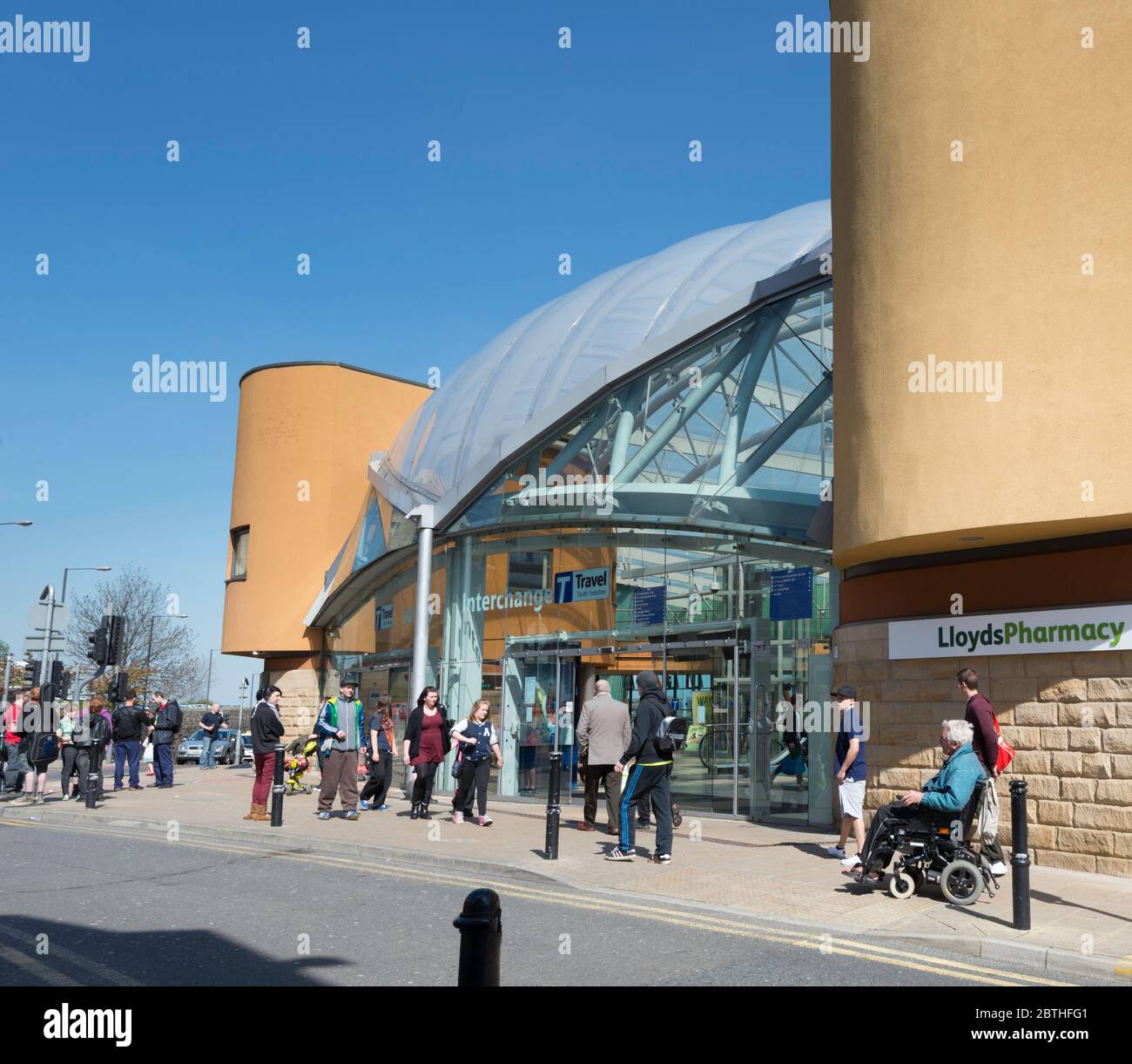 Barsley Interchange - un centre de transport public avec des gares routière et ferroviaire dans un bâtiment moderne Banque D'Images