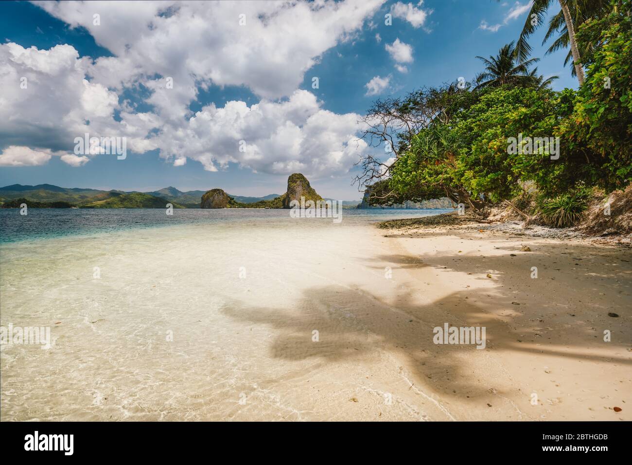 Vacances de saison sur l'île de Palawan. Plage isolée lors d'une visite sur l'île. Plage de Pinagbuyutan tropical, Philippines Banque D'Images