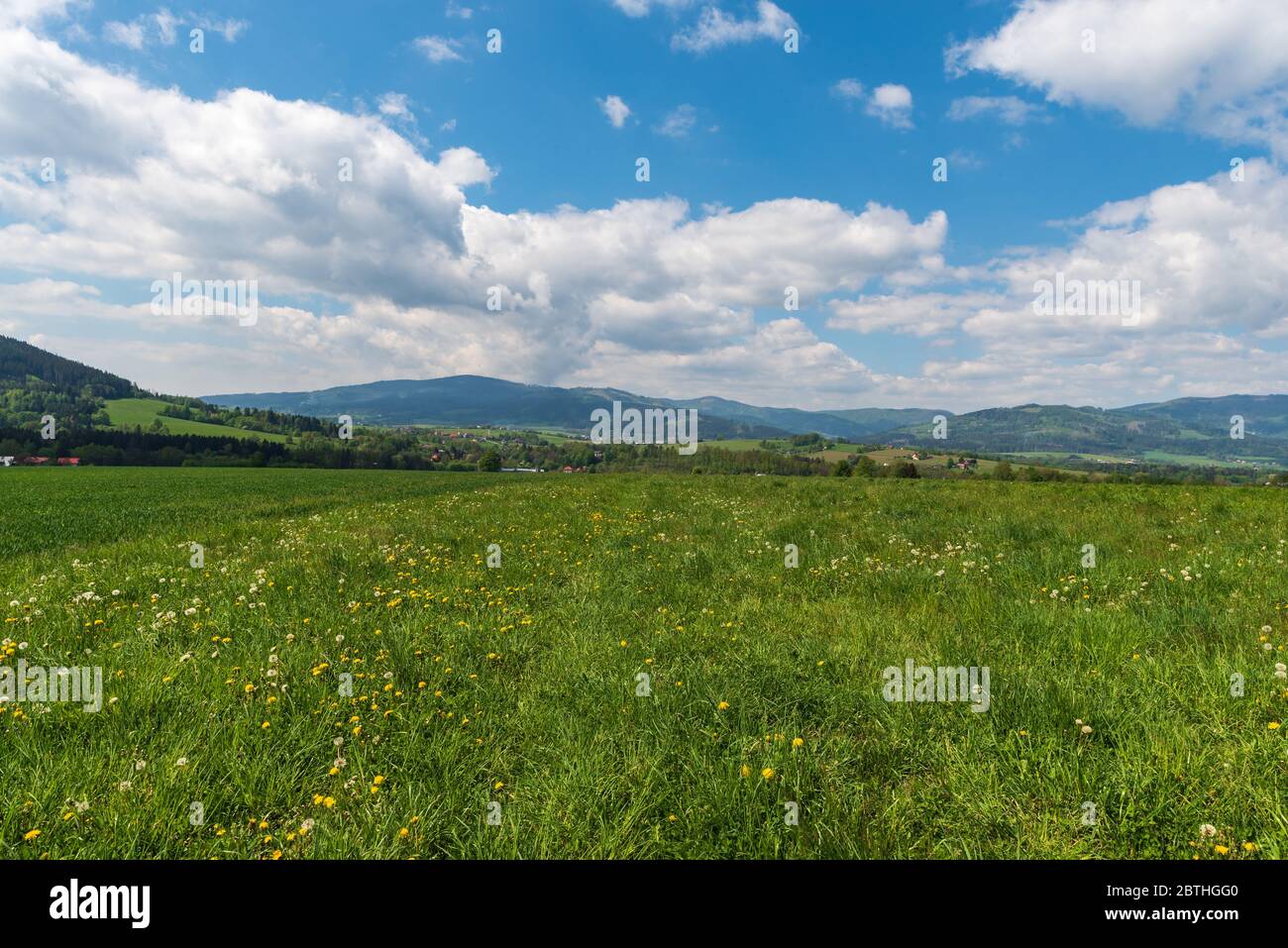 Magnifique cadre de la ville de Jablunkov en République tchèque avec paysage et collines au printemps avec ciel bleu et nuages Banque D'Images