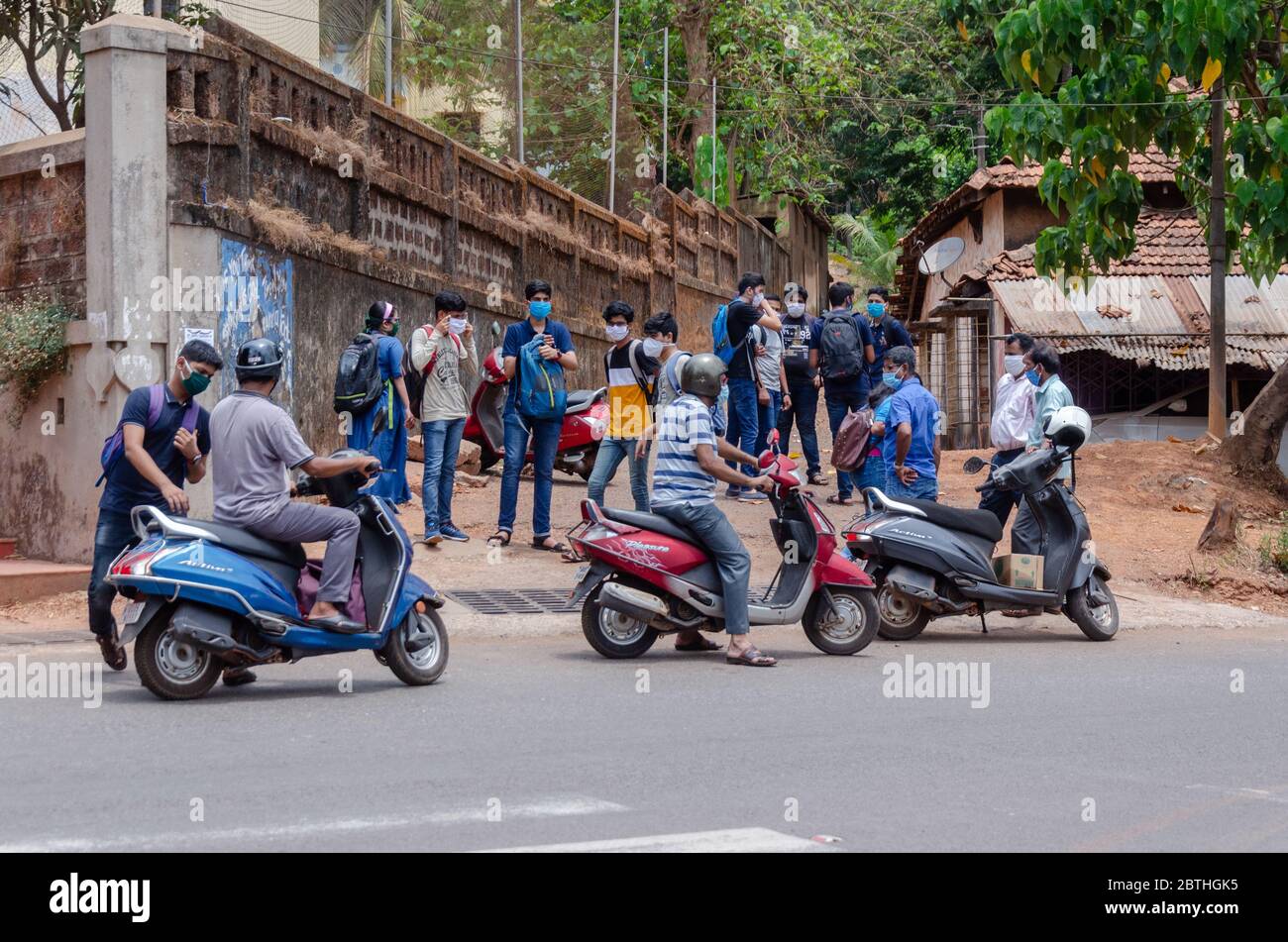 Goa Board SSC classe 10 les élèves ont vu discuter de l'article dans des groupes à l'extérieur d'un centre d'examen portant un masque mais bafouant les normes sociales de distanciation. Banque D'Images