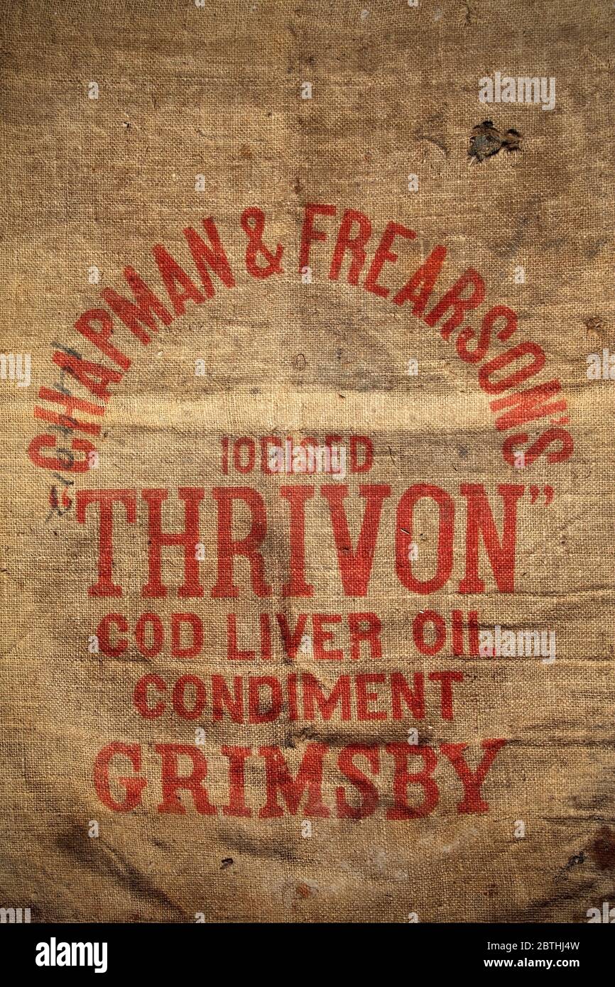 Vieux sac hessien annonçant l'huile de foie de morue 'Thrivon' pour le bétail, fourni par Chapman et Frearson de Grimsby, Royaume-Uni. Banque D'Images