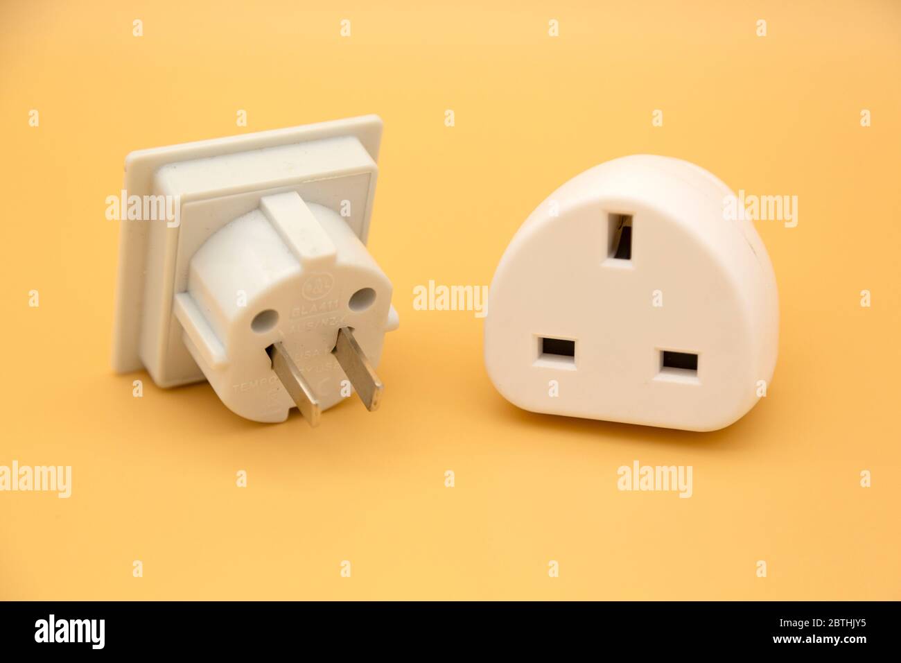 Adaptateurs de voyage utilisés pour accéder à l'électricité pendant les voyages internationaux. Les adaptateurs permettent aux accessoires de se charger à partir de prises murales. Banque D'Images