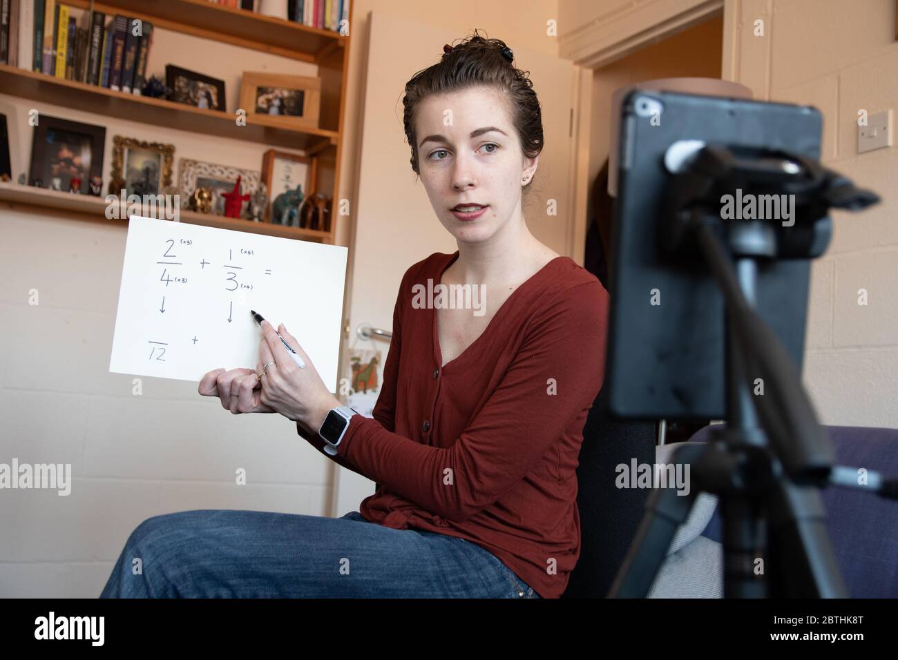 Les enseignants sont obligés d'enseigner leurs leçons à la maison en ligne virtuellement en utilisant leurs téléphones pour se filmer sous le coronavirus Covid-19 Royaume-Uni USA Banque D'Images