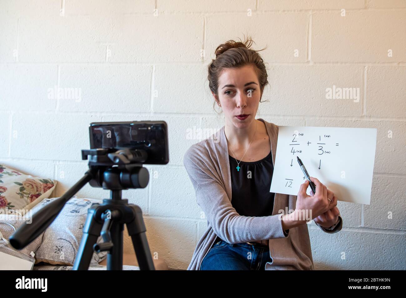 Les enseignants sont obligés d'enseigner leurs leçons à la maison en ligne virtuellement en utilisant leurs téléphones pour se filmer sous le coronavirus Covid-19 Royaume-Uni USA Banque D'Images