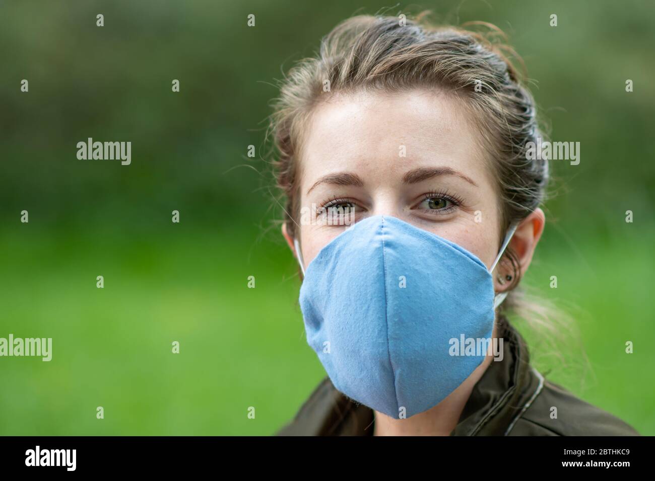 Une jeune femme porte un masque de protection fait maison pour prévenir la propagation de la pandémie du coronavirus covid Banque D'Images