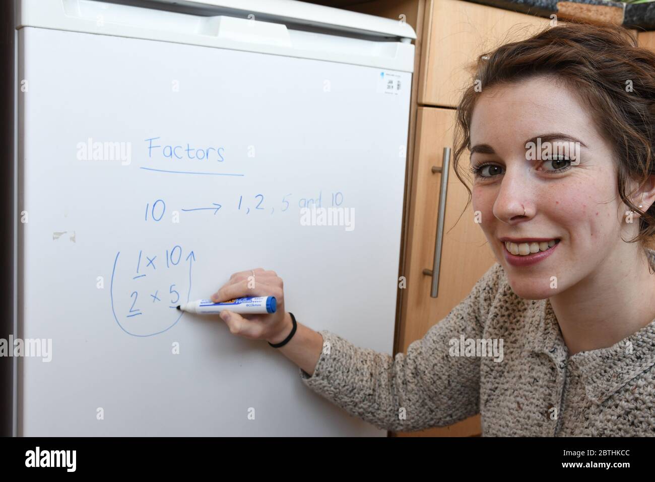 Les enseignants sont obligés d'enseigner leurs leçons à la maison en ligne virtuellement en utilisant leurs téléphones pour se filmer sous le coronavirus Covid-19 Royaume-Uni USA Banque D'Images