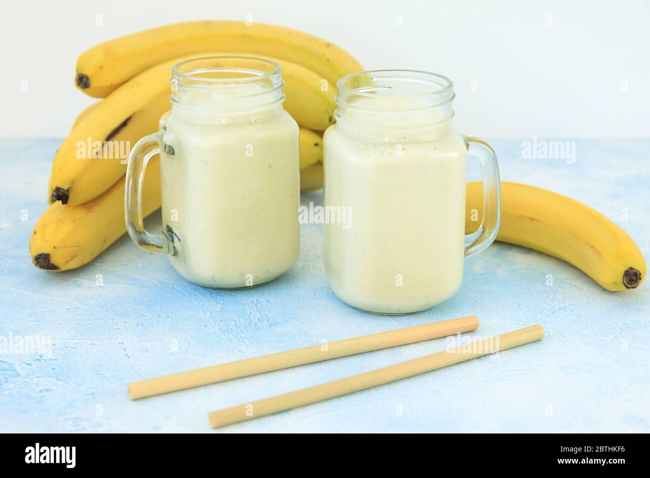 Yaourt savoureux ou smoothie avec banane, nourriture végétarienne, régime et concept de santé Banque D'Images