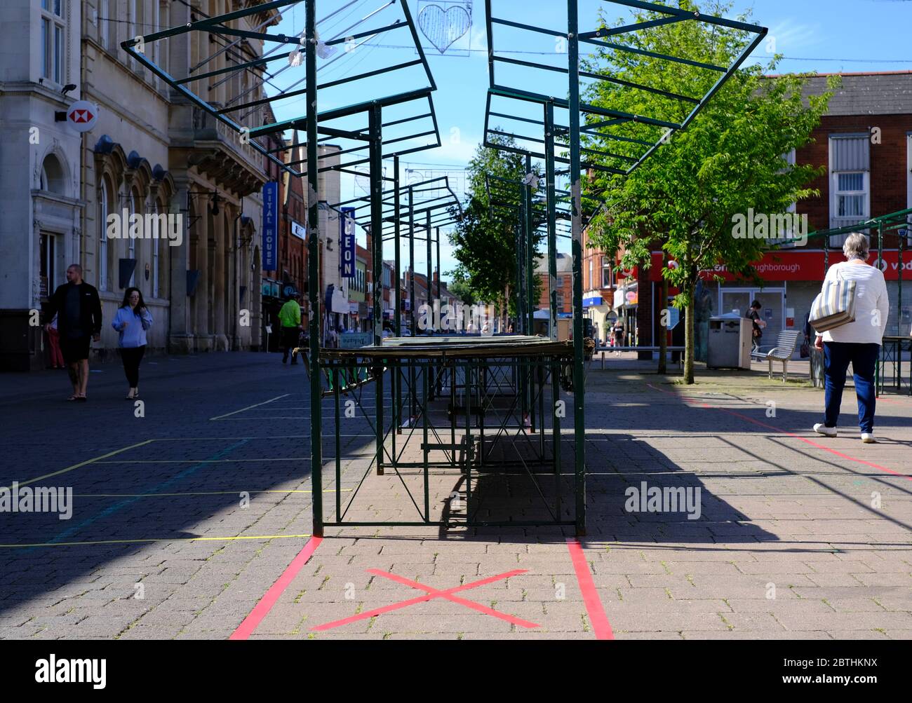 Loughborough, Leicestershire, Royaume-Uni. 26 mai 2020. Une femme passe devant des étals vides après que Boris Johnson a annoncé que les marchés extérieurs pourront rouvrir en Angleterre à partir du 1er juin, pendant le confinement de la pandémie du coronavirus. Credit Darren Staples/Alay Live News. Banque D'Images