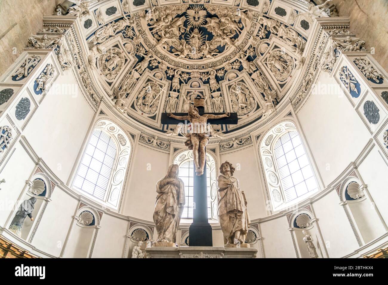 Kruzifix und Barocke Stuckarbeiten des Gewölbes des Westchors im Innenraum des Dom St. Peter, UNESCO Welterbe in Trèves, Rheinland-Pfalz, Allemagne Banque D'Images