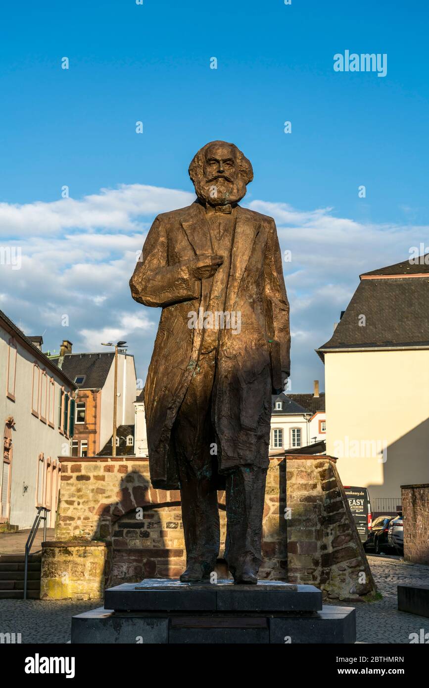 Die Karl-Marx-Statue auf dem Simeonstiftplatz à Trèves, Rheinland-Pfalz, Allemagne | Statue Karl Marx sur la place Simeonstiftplatz, Trèves, Rhénanie- Banque D'Images