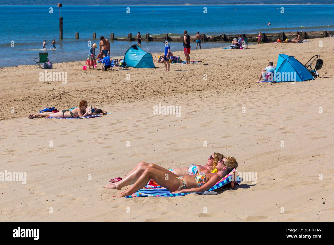 Bournemouth, Dorset, Royaume-Uni. 26 mai 2020. Météo britannique : une autre journée chaude et ensoleillée sur les plages de Bournemouth avec un ciel bleu clair et un soleil ininterrompus, alors que le temps glorieux se poursuit et que les températures montent. Les amateurs de soleil se dirigent vers le bord de mer pour profiter du soleil. Crédit : Carolyn Jenkins/Alay Live News Banque D'Images