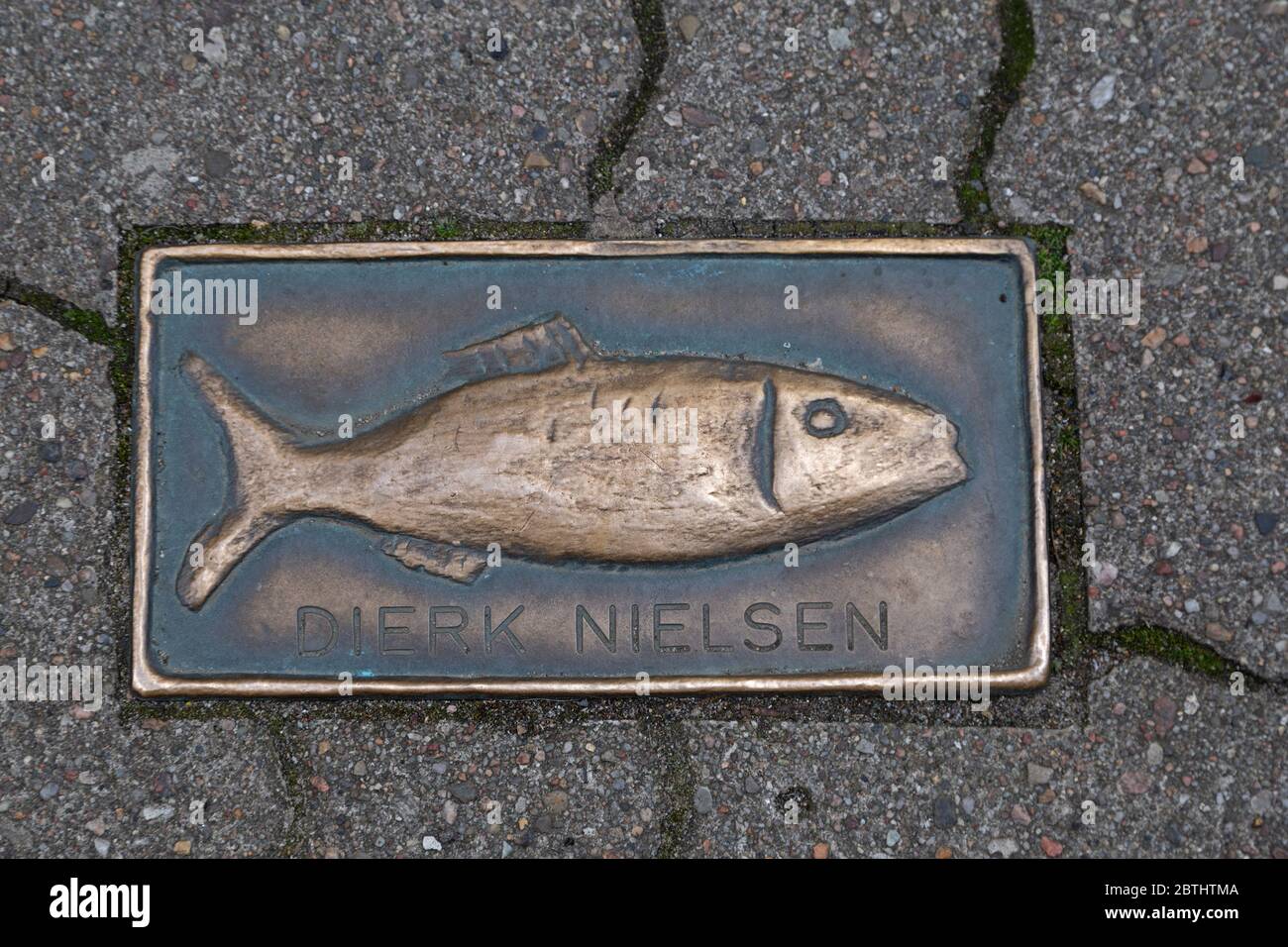 Plaque de poisson en bronze dans le pavé, Kappeln, fjord de la mer Baltique Schlei, Schleswig-Holstein, Allemagne Banque D'Images