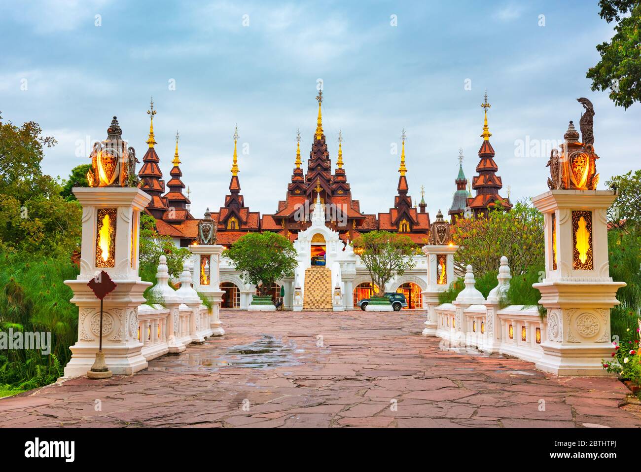 Chiang Mai, Thaïlande architecture traditionnelle au crépuscule. Banque D'Images Chiang Mai, Thaïlande architecture traditionnelle au crépuscule. Banque D'Images