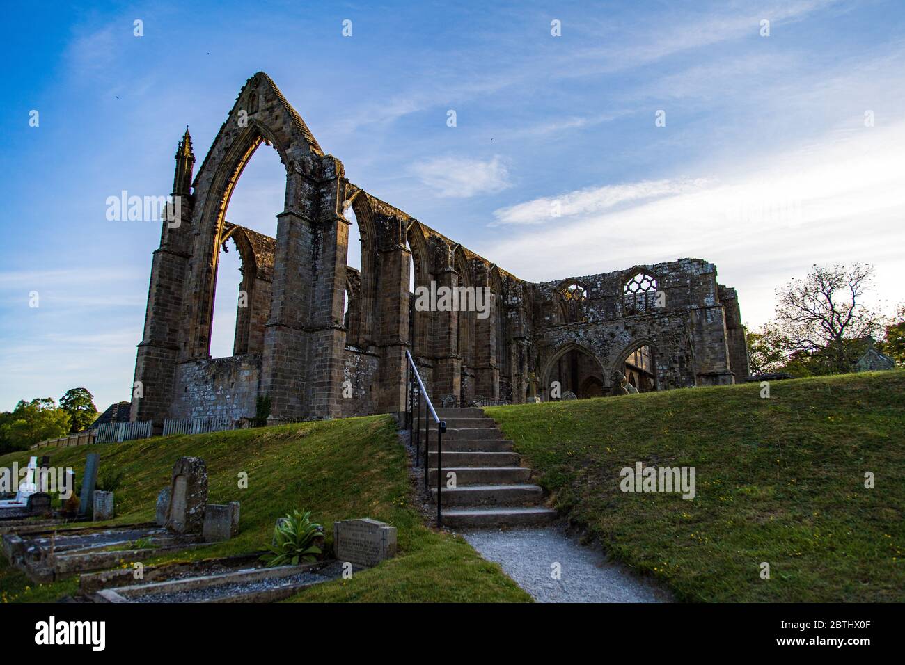 Bolton Abbey, Wharfedale, North Yorkshire, Angleterre. Les ruines du monastère Augustinien du XIIe siècle, aujourd'hui connu sous le nom de Prieuré de Bolton Banque D'Images