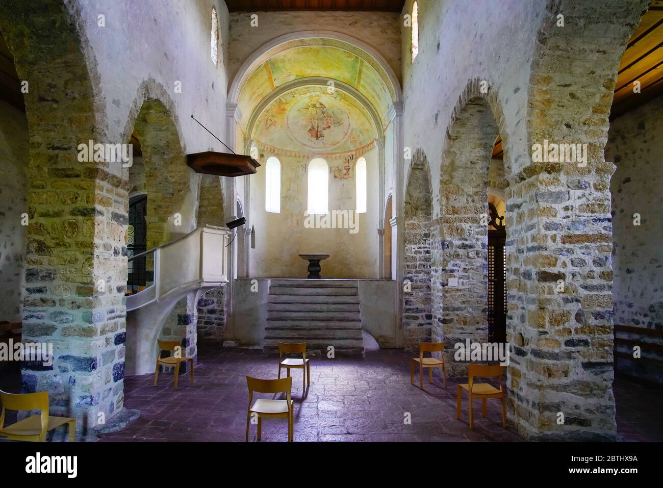 À l'intérieur de l'église du château de Spiez. L'église a 1000 ans dans le style roman ancien, le lac Thun, l'Oberland bernois, Berne, Suisse. Banque D'Images