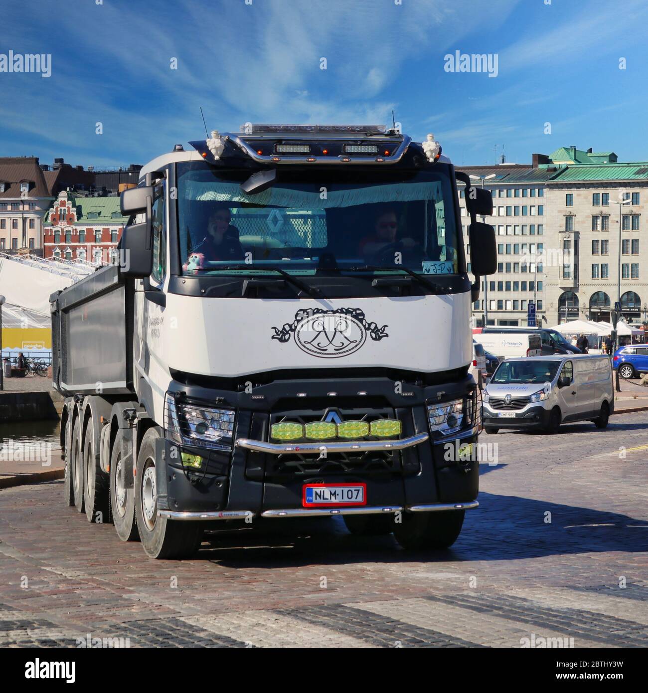 Renault Trucks C de Sorakeisari Oy tire une remorque de gravier dans la circulation urbaine, Renault Master van en arrière-plan. Helsinki, Finlande. 26 mai 2020. Banque D'Images