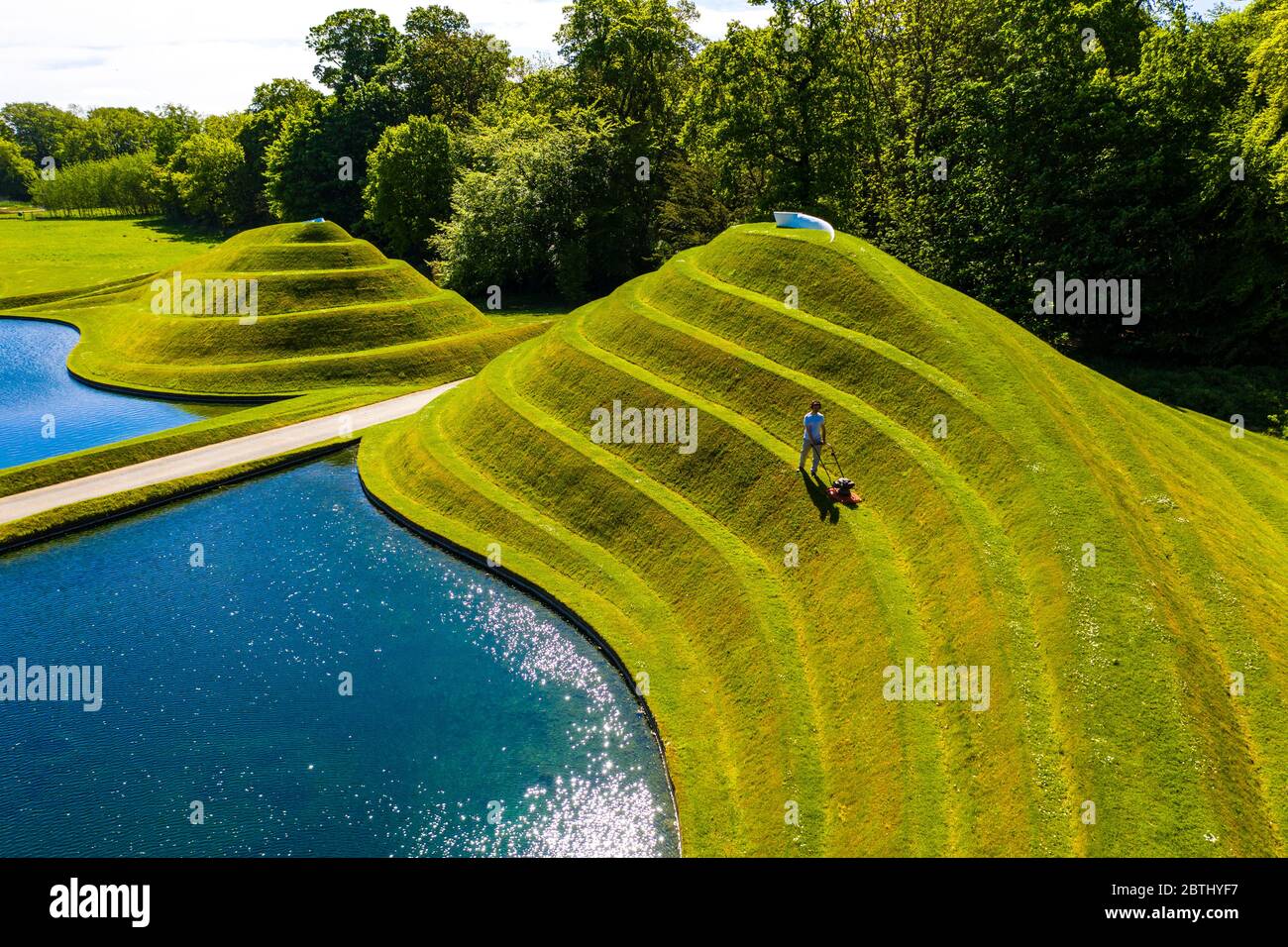 Wilkieston, Écosse, Royaume-Uni. 26 mai 2020. Thomas Unterdorfer, gardien du paysage à Jupiter Artland, coupant de l'herbe sur les cellules de la vie de sculptures de forme terrestre par Charles Jencks. Jupiter Artland espère avoir une ouverture limitée dans un avenir proche lorsque les règles de verrouillage de Covid-19 sont assouplies. Iain Masterton/Alay Live News Banque D'Images