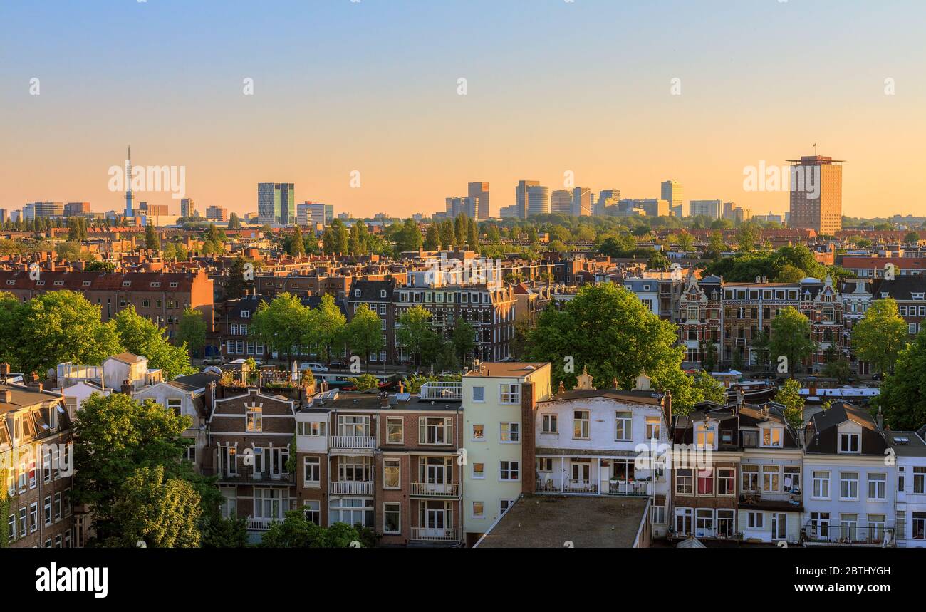 Magnifique paysage urbain surplombant la ville d'Amsterdam aux pays-Bas au coucher du soleil Banque D'Images