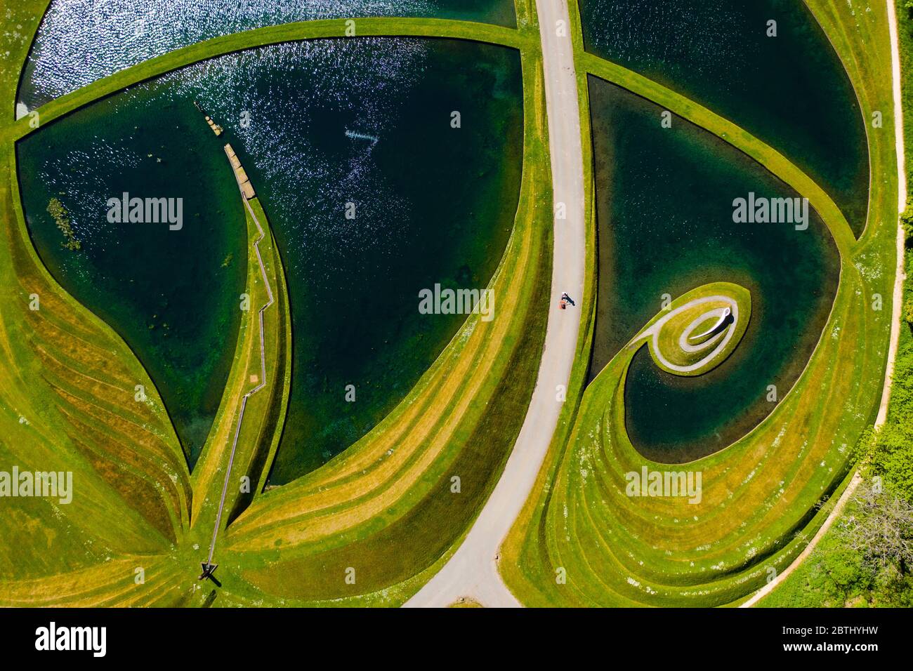 Wilkieston, Écosse, Royaume-Uni. 26 mai 2020. Thomas Unterdorfer, gardien du paysage à Jupiter Artland, coupant de l'herbe sur les cellules de la vie de sculptures de forme terrestre par Charles Jencks. Jupiter Artland espère avoir une ouverture limitée dans un avenir proche lorsque les règles de verrouillage de Covid-19 sont assouplies. Iain Masterton/Alay Live News Banque D'Images